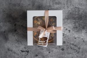 box-pastries-tag-with-inscription-happy-new-year_636153-1709