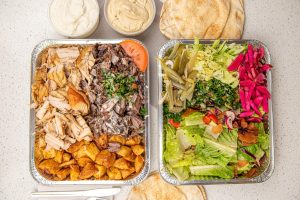 fleisch-und-huehnermischung-shawarma-doener-auf-einem-teller-mit-gesundem-vegetarischem-salat-auf-weissem-tischhintergrund_262663-813 (1)