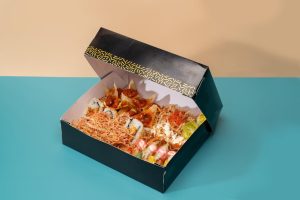 gemischte-sushi-platte-serviert-in-einer-box-isoliert-auf-blauem-hintergrund-seitenansicht-japanischer-fast-food_689047-1945
