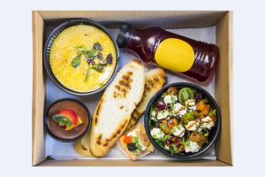 georgische-lunchbox-mit-fleisch-und-kartoffeln_350285-2175