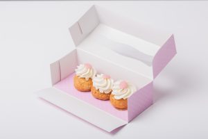 hochwinkelansicht-des-desserts-in-der-box_1048944-2528359