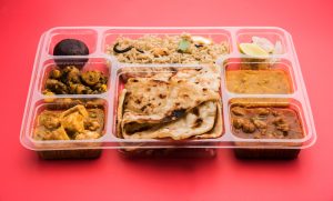 indische-vegetarische-thali-oder-essensplatte-fuers-paket-oder-zur-lieferung-nach-hause_466689-46367