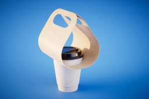 kaffee-in-einem-papierbecher-isoliert-auf-einem-blauen-hintergrund-3d-rendering_407474-6973