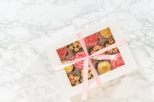koestliche-gourmet-cupcakes-mit-blueten-aus-buttercreme-zuckerguss_198639-127431